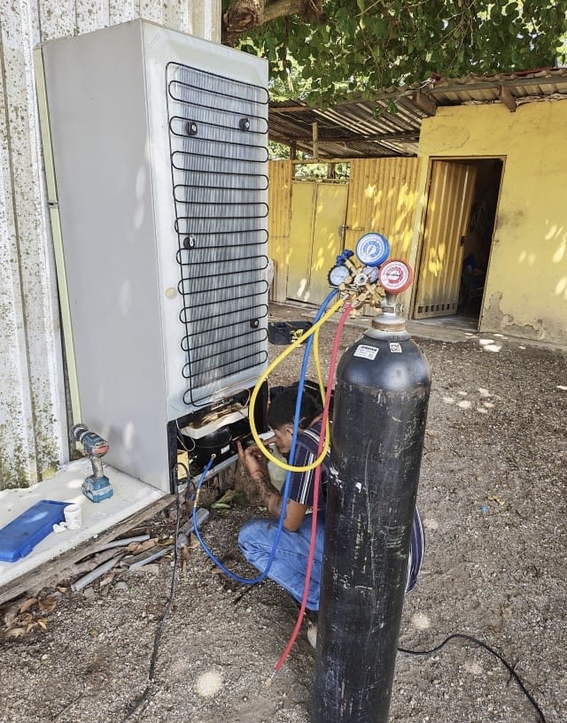 Reparación y recarga de gas en refrigeradora comercial — AT Electrofresh Guanacaste