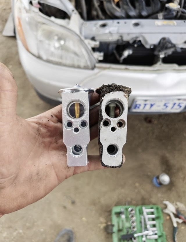 Válvula de expansión nueva vs dañada — diagnóstico A/C automotriz AT Electrofresh Guanacaste