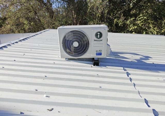 Instalación de aire acondicionado split en techo — AT Electrofresh Liberia Costa Rica