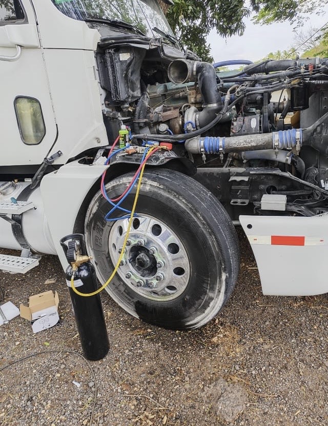 Reparación refrigeración en camión de transporte pesado — AT Electrofresh Guanacaste