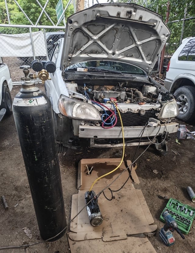 Carga de gas A/C automotriz con manifold y tanques — AT Electrofresh Guanacaste